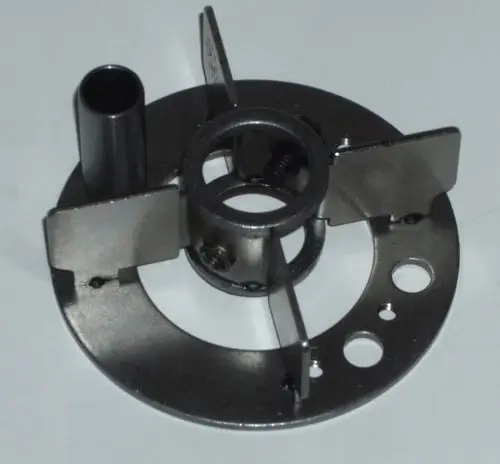 Halter aus Metall mit Öffnungen und zwei beweglichen Flügeln, geeignet für die Montage von Luftdüsen, möglicherweise für Systeme von Daikin.